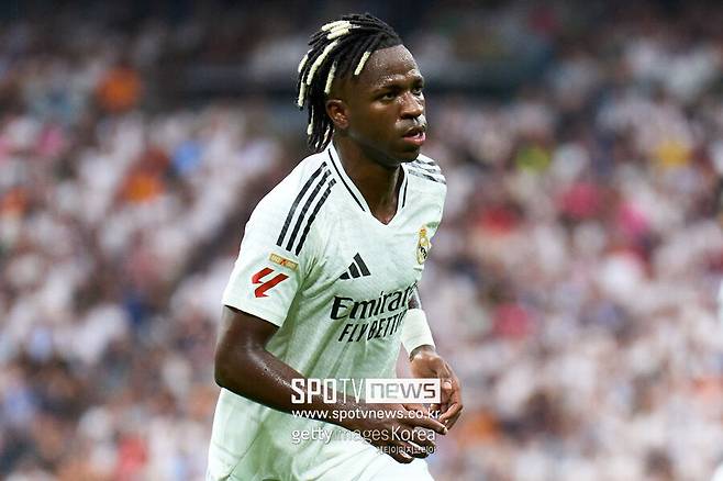 ▲ 스페인의 축구팬들은 비니시우스에게 인종차별 행위와 모욕적인 언사를 서슴치 않는다. 인종차별이 일상인 탓에 수차례 차별적인 대우에 고충을 토로했다. 참고 참던 비니시우스는 지난해 5월 발렌시아 원정 경기 도중 상대 팬들이 놀리듯이 인종차별 구호를 외치자 폭발했다. 비니시우스에게 모욕적인 말을 했던 팬들이 8개월 징역형을 선고받았다. 비니시우스는 모든 흑인들을 위한 판결이라고 목소리를 높였다.