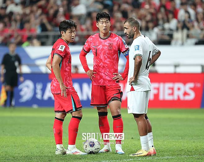 ▲ 이강인은 5일 오후 8시 서울월드컵경기장에서 국제축구연맹(FIFA) 북중미월드컵 아시아지역 최종예선 B조 1차전에서 팔레스타인전에서 선발로 풀타임을 뛰었다. 오른쪽 측면과 중앙을 오가면서 위협적인 경기력을 보였다. 부진했던 한국 대표팀 공격 속에서도 연달아 '택배 크로스'와 '골대를 강타하는' 슈팅을 시도하면서 공격 포인트에 총력을 다했다 ⓒ곽혜미 기자