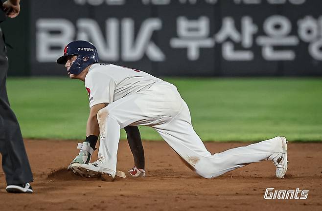 롯데 외야수 윤동희는 4일 사직구장에서 열린 '2024 신한 SOL Bank KBO 리그' KT와 팀 간 14차전 경기에서 1번타자 중견수로 선발 출전했다. 7회말 고승민의 희생플라이에 1루에서 2루로 태그업하는 센스있는 주루를 선보였다. 롯데 자이언츠