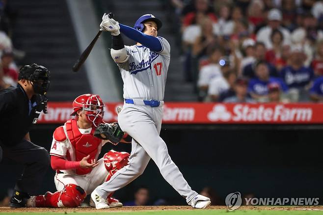 스윙하는 오타니 [게티이미지/AFP=연합뉴스]