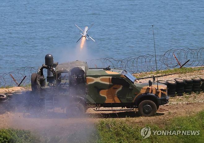 7년 만에 재개된 연평도 해상 실사격 (연평도=연합뉴스) 김도훈 기자 = 서북도서 일대에서 해상사격훈련이 실시된 26일 인천시 옹진군 대연평도에서 해병대 스파이크 미사일이 화염을 내뿜으며 발사되고 있다.
    서북도서 해상 사격훈련은  9·19 남북군사합의 효력이 정지됨에 따라 7년 만에 재개됐다. 2024.6.26 superdoo82@yna.co.kr