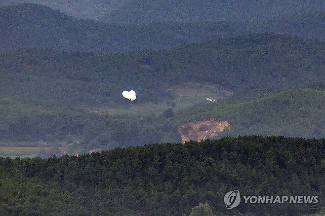 쓰레기 풍선 살포하는 북한 (파주=연합뉴스) 임병식 기자 = 5일 오전 경기도 파주시 오두산 통일전망대에서 바라본 북한 황해북도 개풍군에서 쓰레기 풍선이 떠오르고 있다. 2024.9.5 andphotodo@yna.co.kr