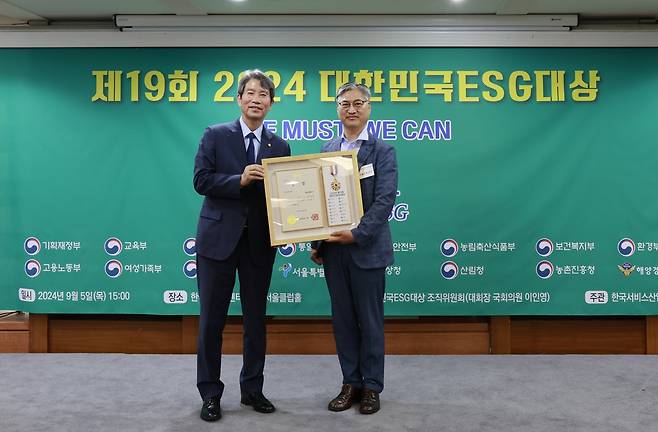 왼쪽부터 이인영 국회의원, 서길호 서울교통공사 기획본부장 직무대행 [서울교통공사 제공]