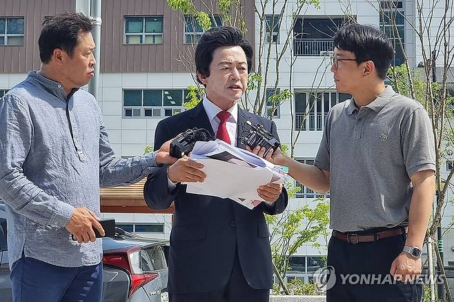 입장 발표하는 허경영 본인이 운영하는 종교시설 '하늘궁'의 여성 신도들로부터 성추행 혐의로 고소당한 허경영 국가혁명당 명예대표가 7월 19일 오후 경기도 의정부시 금오동 경기북부경찰청에서 입장을 발표하고 있다. 2024.7.19 wildboar@yna.co.kr