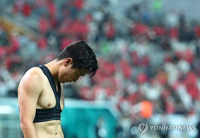 고개숙인 이강인 (서울=연합뉴스) 서대연 기자 = 5일 오후 서울월드컵경기장에서 열린 2026 FIFA 북중미 월드컵 3차 예선 대한민국 대 팔레스타인의 경기. 0 대 0으로 경기를 마친 후 이강인이 고개를 숙인 채 그라운드를 걷고 있다. 2024.9.5 dwise@yna.co.kr