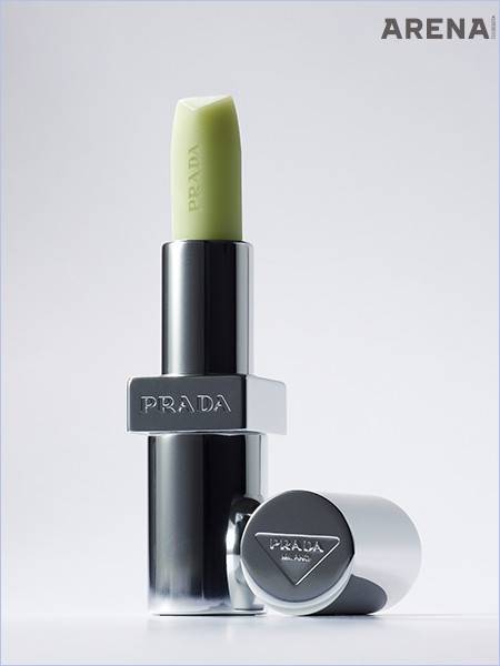 프라다의 시그너처인 그린 컬러로 완성했다. 비피더스 추출물과 호호바 오일을 함유해 입술을 매끄럽고 촉촉하게 가꾸는 프라다 립밤 U000 3.8g 6만원대 프라다 뷰티 제품.