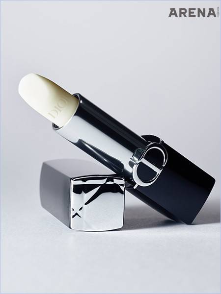 브랜드 로고와 실버 까나주 모티브를 장식한 케이스가 인상적이다. 자연 유래 성분을 담아 탄탄하고 매끈한 입술로 가꿔주는 루즈 디올 밤 #000 디올 내추럴 3.2g 5만9000원대 디올 뷰티 제품.