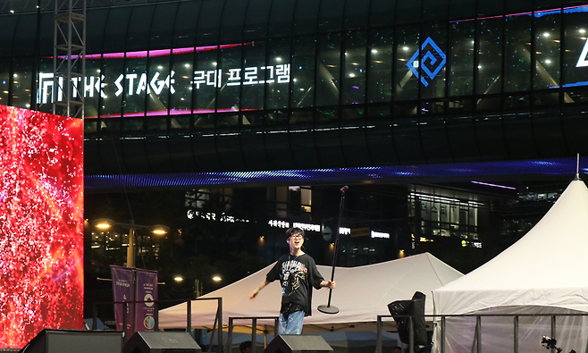 인기 가수 하현우의 축하 공연.