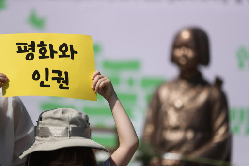 14일 강원 속초시 청초호 유원지 분수광장 일원에서 ‘일본군 위안부 피해자 기림의 날’ 기념행사가 열렸다. 위안부 피해자 기림의 날은 고 김학순 할머니가 1991년 8월 14일 일본군 위안부 피해를 최초 증언한 날이다.(사진=연합뉴스)