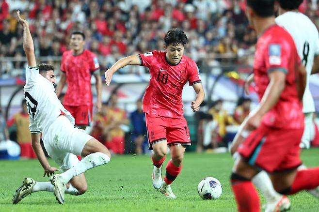 5일 오후 서울월드컵경기장에서 열린 2026 FIFA 북중미 월드컵 3차 예선 대한민국 대 팔레스타인의 경기. 이강인이 드리블하고 있다. 사진=연합뉴스