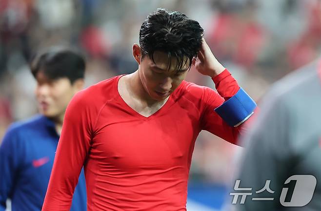 5일 오후 서울 마포구 서울월드컵경기장에서 열린 2026 국제축구연맹(FIFA) 북중미 월드컵 아시아 3차 예선 B조 1차전 대한민국과 팔레스타인의 경기, 대한민국 손흥민이 0대0 무승부 후 관중에게 인사하며 아쉬운 표정을 짓고 있다. 2024.9.5/뉴스1 ⓒ News1 김도우 기자