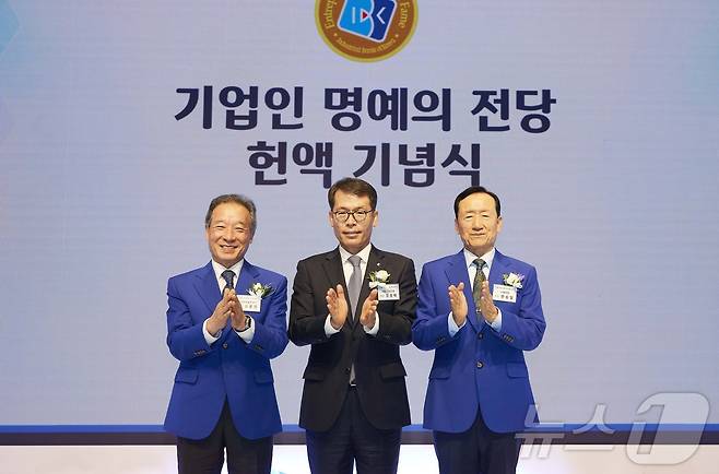 6일 서울 을지로 기업은행 본점에서 열린 '2024 기업인 명예의 전당 헌액식‘에서 김성태 IBK기업은행장(가운데)과 한승일 에이알 회장(오른쪽), 신홍범 리모트솔루션 회장(왼쪽)이 기념촬영을 하고 있는 모습.