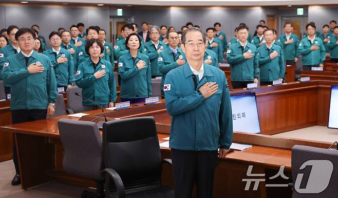 한덕수 국무총리가 6일 서울 종로구 정부서울청사 별관에서 열린 2024년 을지연습 사후강평회의에서 참석자들과 함께 국민의례를 하고 있다. 2024.9.6/뉴스1 ⓒ News1 허경 기자