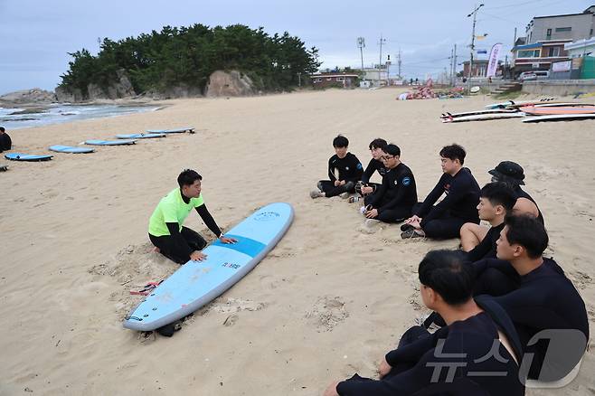 속초해양경찰서 소속 경찰관들이 6일 오전 강원 고성군 송지호해수욕장에서 서프보드 구조훈련을 실시하고 있다.(속초해경 제공) 2024.9.6/뉴스1 ⓒ News1 윤왕근 기자