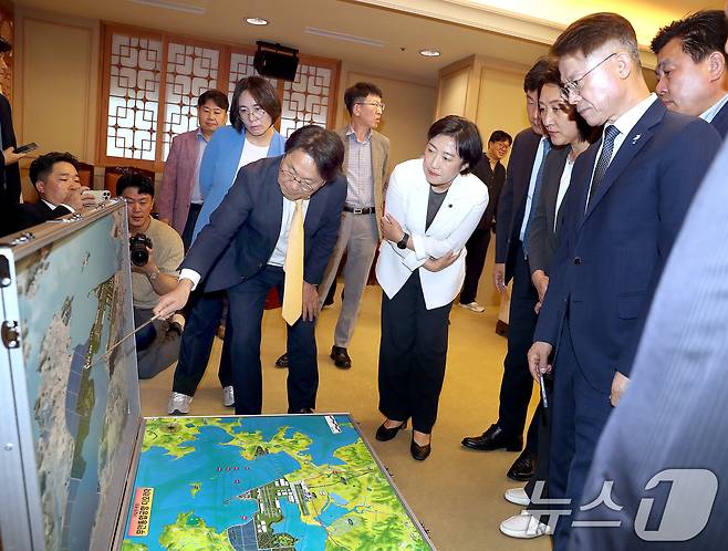 강기정 광주시장이 6일 오후 시청 3층 비즈니스룸에서 열린 군 공항 이전 광주지역 국회의원 간담회에서 무안 공항 입지 등을 설명하고 있다.(광주시 제공)2024.9.6/뉴스1