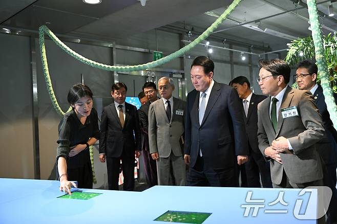 윤석열 대통령이 5일 광주 동구 국립아시아문화전당에서 열린 제15회 광주비엔날레 행사장을 방문해 '한-아세안센터 특별전: 아세안 파빌리온' 전시장에서 큐레이터로부터 전시물에 대한 설명을 듣고 있다. (대통령실 제공) 2024.9.5/뉴스1 ⓒ News1 송원영 기자