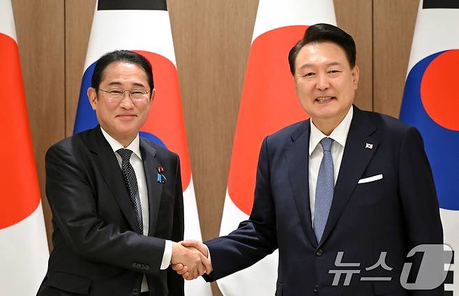 윤석열 대통령이 6일 용산 대통령실에서 기시다 후미오 일본 총리와 한·일 정상회담에 앞서 기념촬영을 하고 있다. (대통령실 제공) 2024.9.6/뉴스1 ⓒ News1 박지혜 기자