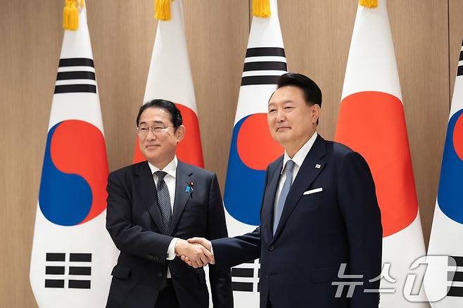 윤석열 대통령이 6일 용산 대통령실에서 기시다 후미오 일본 총리와 한·일 정상회담에 앞서 기념촬영을 하고 있다. (대통령실 제공) 2024.9.6/뉴스1 ⓒ News1 박지혜 기자