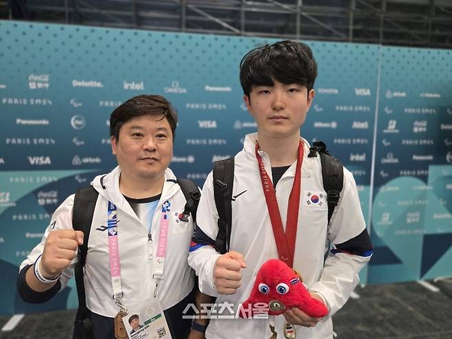 탁구 대표팀 김기태(오른쪽)가 6일(한국시간) 프랑스 파리 사우스 파리 아레나4에서 열린 2024 파리 패럴림픽 탁구 남자단식(MS11) 결승에서 승라하며 금메달을 따낸 후 김정중 코치와 포즈를 취했다. 파리 | 김동영 기자 raining99@sportsseoul.com