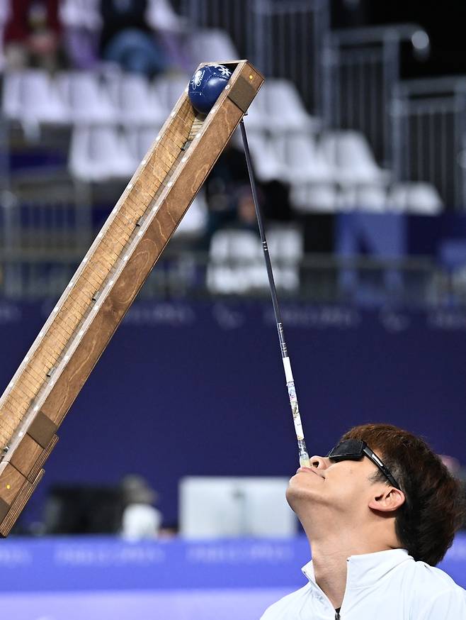 보치아 대표팀 정호원-강선희가 6일(한국시간) 프랑스 파리 사우스 파리 아레나1에서 열린 2024 파리 패럴림픽 보치아 혼성 페어 결승에서 홍콩에 아쉽게 패하며 은메달을 목에 걸었다. 사진 | 대한장애인체육회