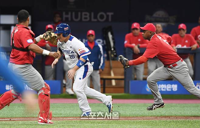 ‘2019 WBSC 프리미어 12’ 조별 예선에서 한국과 쿠바가 경기를 하고 있다. 고척 | 스포츠서울DB