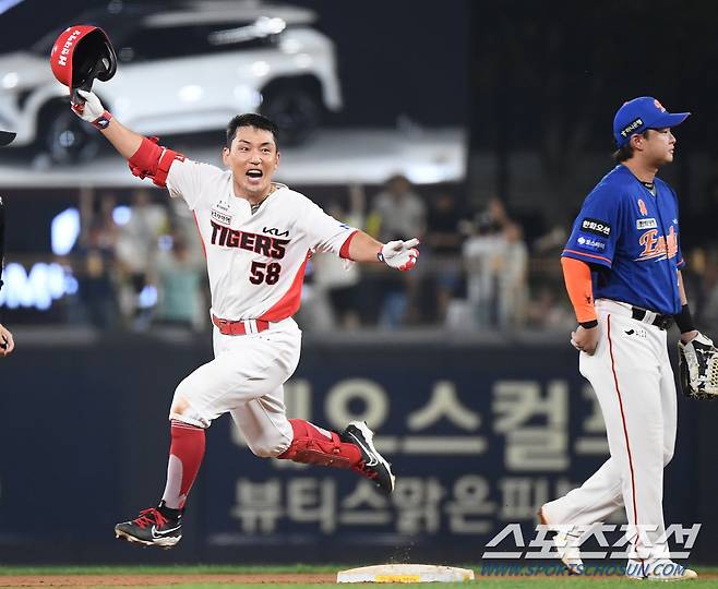 5일 광주 기아 챔피언스필드에서 열린 한화-KIA전. 10회말 1사 2루 서건창이 끝내기 안타를 친 후 환호하고 있다. 광주=정재근 기자 cjg@sportschosun.com/2024.9.5/