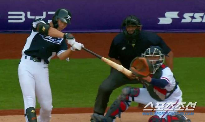 정안석이 1타점 적시타를 치고 있다. WBSC X(구 트위터) 화면 캡쳐