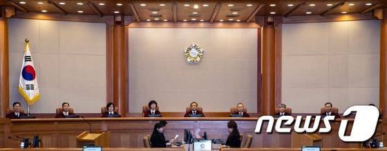 헌법재판소는 16일 오후 2시 대심판정에서 정희찬 변호사 외 347명의 청구인이 피청구인 금융위원회를 상대로 낸 헌법소원 사건 공개 변론을 열었다. (사진=뉴스1)