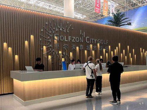 고객들이 톈진 시티골프 안내데스크에서 라운드를 위한 접수를 하고 있다. [사진제공=골프존]