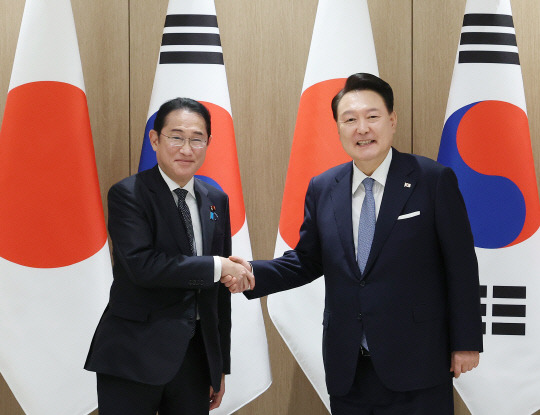 윤석열 대통령이 6일 서울 용산 대통령실에서 열린 한일 확대 정상회담에서 기시다 후미오 일본 총리와 악수하고 있다.<대통령실통신사진기자단>