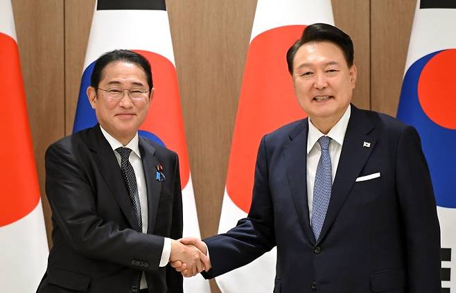 윤석열 대통령이 6일 용산 대통령실에서 기시다 후미오 일본 총리와 한·일 정상회담에 앞서 기념촬영을 하고 있다. (대통령실 제공) /사진=뉴스1