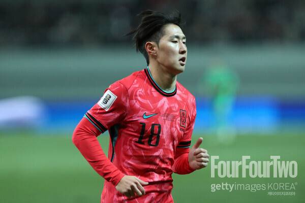 사진=게티이미지. 이강인은 경기장을 가득 메운 야유에 대해&nbsp;"솔직히 대한민국을 대표하는 선수로서 많이 안타깝고, 아쉽다. 감독님의 첫 경기였는데 응원보다 야유로 시작해서 매우 안타깝게 생각한다. 선수들은 100% 감독을 믿고 따라야 한다. 감독이 충분히 좋은 축구를 할 수 있게 만들 것이라고 믿고 있다. 앞으로는 감독님과 함께 코칭 스태프와 함께 좋은 결과를 낼 수 있도록 노력하겠다. 축구 팬들은 많이 아쉽고 화가 나겠지만, 더 많은 응원과 관심을 보내길 바란다"라고 전했다.