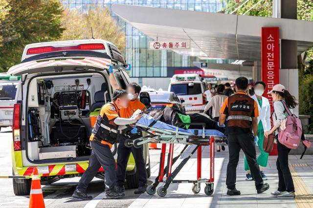 119 구급대가 환자를 병원 응급실로 이송하고 있다. 뉴시스