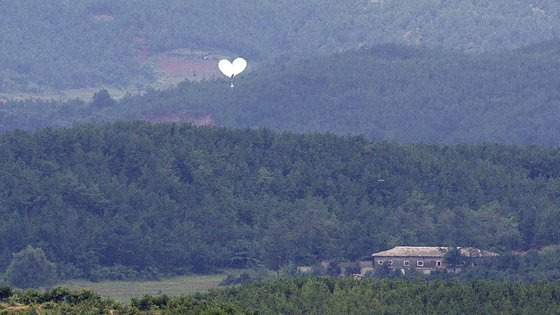 경기도 파주시 오두산 통일전망대에서 바라본 북한 황해북도 개풍군에서 북한의 오물 풍선이 하늘 위로 떠오르고 있다. 연합뉴스