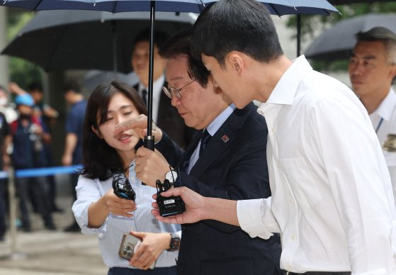 더불어민주당 이재명 대표가 6일 오전 서초구 서울중앙지방법원에서 열리는 공직선거법 위반 1심 속행 공판에 출석하기 위해 법정으로 향하고 있다. 연합뉴스