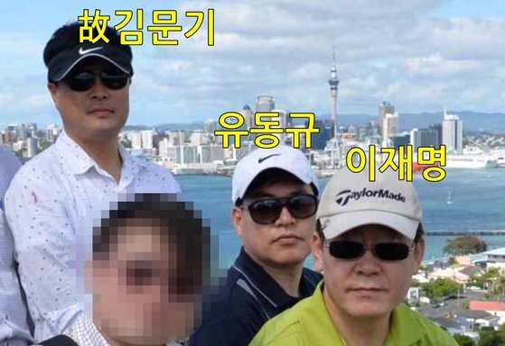 이재명 더불어민주당 대표가 2015년 성남시장 당시 김문기 성남도시개발공사 개발1처장과 함께 찍은 사진. 사진 이기인 국민의힘 성남시의원 제공