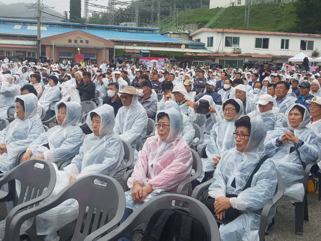 ▲ ‘장성탄좌 클로징&어게인100’이 6일 장성광업소에서 열린 가운데 참석자들이 고별사를 들으며 눈시울을 붉혔다.