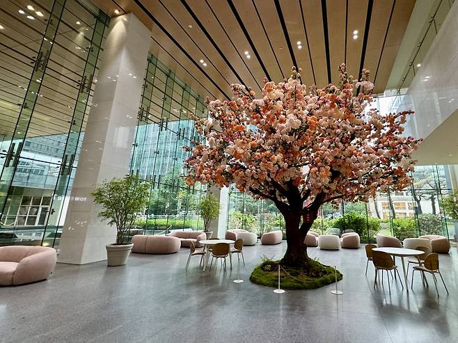 GS 건설 본사사옥 그랑서울 로비에 ‘자이목’으로 새단장한 모습 사진=GS건설