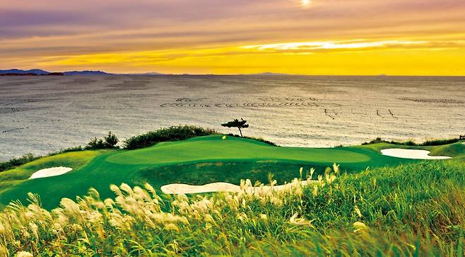 중국 아시아나 웨이하이 컨트리클럽&리조트는 인천국제공항에서 한 시간 만에 비행기로 갈 수 있다. 금호석유화학 계열사인 금호리조트가 인수해 운영 중이다.  금호리조트 제공