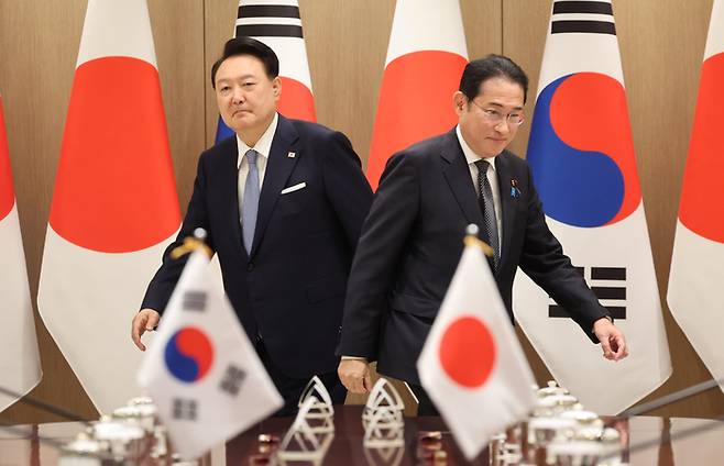 윤석열 대통령과 기시다 후미오 일본 총리가 한일 정상회담에 앞서 기념촬영을 한 뒤 자리에 배석하고 있다.  대통령실사진기자단