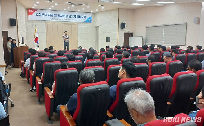 충남도 건설본부는 6일 건설본부 강당에서 직원 및 공사현장 관계자들을 대상으로 청렴교육을 실시했다. 