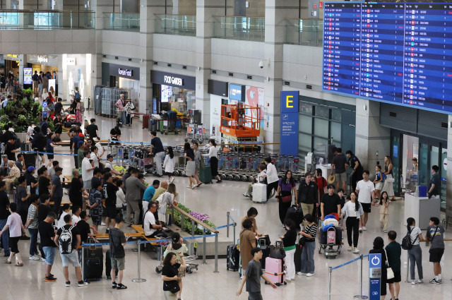 지난달 4일 인천국제공항 1터미널 입국장이 휴가철 해외여행에서 돌아오는 여행객들로 붐비고 있다. 연합뉴스