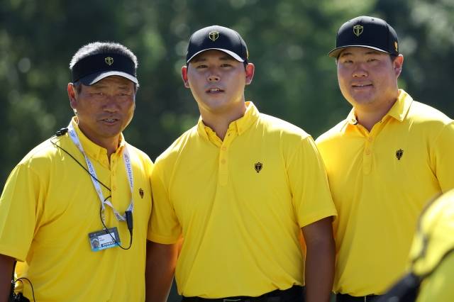 2022년 9월 미국 노스캐롤라이나주 샬롯의 퀘일 할로우CC에서 열린 프레지던츠컵에 인터내셔널팀 부단장으로 활동한 최경주(왼쪽)가 선수로 출전한 김시우, 임성재(오른쪽)와 포즈를 취하고 있다. PGA투어