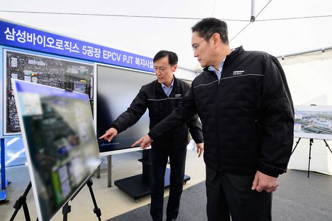 삼성바이오로직스가 미국 생물보안법 수혜를 누릴지 주목된다. 사진은 지난 2월 삼성바이오로직스 인천사업장을 찾은 이재용 삼성전자 회장(오른쪽). /사진=삼성전자