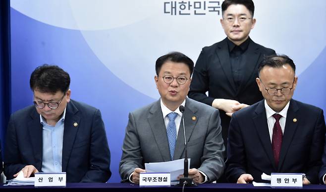 정부가 6일 정부 서울청사에서 국정현안관계장관회의를 열고 전기차 화재 안전관리 대책을 발표했다. 전기차 배터리 안전성 사전 인증제를 시행한다. 또 제조사 공개를 의무화하고, 신축 건물 지하주차장에는 '습식 스프링클러'를 설치하도록 했다. /사진=임한별 기자