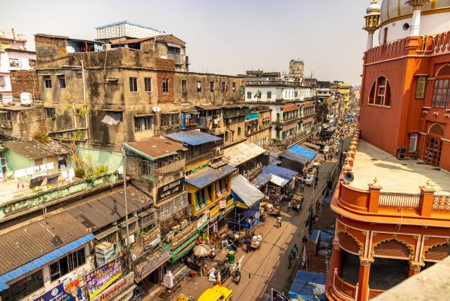 인도 서벵골주 콜카타의 나코다 모스크(오른쪽)에 인접한 주거지역.   게티이미지뱅크