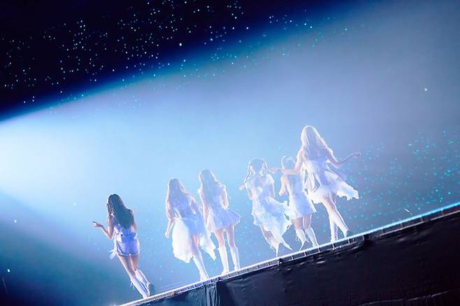 [도쿄=뉴시스] 아이브가 5일 오후 일본 도쿄돔에서 첫 번째 월드 투어 '쇼 왓 아이 해브'(IVE THE 1ST WORLD TOUR 'SHOW WHAT I HAVE')의 앙코르 공연을 펼치고 있다. 아이브는 이날 자신들의 상징적 이미지인 당당함을 승화시킨 대표곡 '아이 엠'으로 포문을 얼었다. 이번 공연은 지난해 10월부터 진행한 아이브 첫 번째 월드 투어 대장정을 종료하는 피날레다. (사진 = 스타쉽엔터테인먼트, 아뮤즈(AMUSE) 제공) 2024.09.05. photo@newsis.com *재판매 및 DB 금지