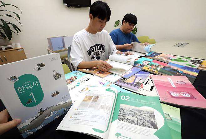 새 교육과정(2022개정 교육과정) 적용으로 내년부터 학교 현장에서 사용할 새 중학교 역사·고등학교 한국사 교과서의 검정 결과가 공개됐다. ⓒ연합뉴스