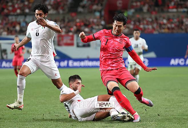 ▲ 한국은 5일 오후 8시 서울월드컵경기장에서 열린 국제축구연맹(FIFA) 북중미월드컵 아시아지역 최종예선 B조 1차전에서 국제축구연맹(FIFA) 랭킹 96위 팔레스타인과 0-0으로 비겼다. 손흥민을 포함한 최정예 선수들이 혼신의 힘을 다해 뛰었지만 예상처럼 시원한 승리를 하지 못했다. 홍명보 감독은 경기 선발 라인업이 울렸을때부터 엄청난 아유를 들었다. 손흥민은 "많은 축구 팬분들의 입장을 제가 대변할 수 있는 입장도 아니다. 많은 팬들이 항상 생각하고 원하는 감독님들이 분명히 있었을 것이다. 우리가 (감독 선임) 결과를 어떻게 바꿀 수 없는 부분들"이라며 아쉬워했다 ⓒ곽혜미 기자