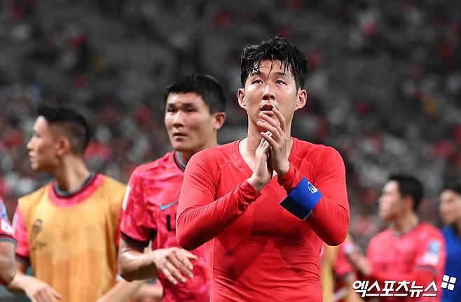 5일 오후 서울월드컵경기장에서 열린 '2026 FIFA 북중미 월드컵' 아시아 3차 예선 대한민국과 팔레스타인의 경기, 0:0 무승부를 이뤘다.   경기 종료 후 대한민국 손흥민이 선수들과 그라운드를 돌고 있다.  박지영 기자